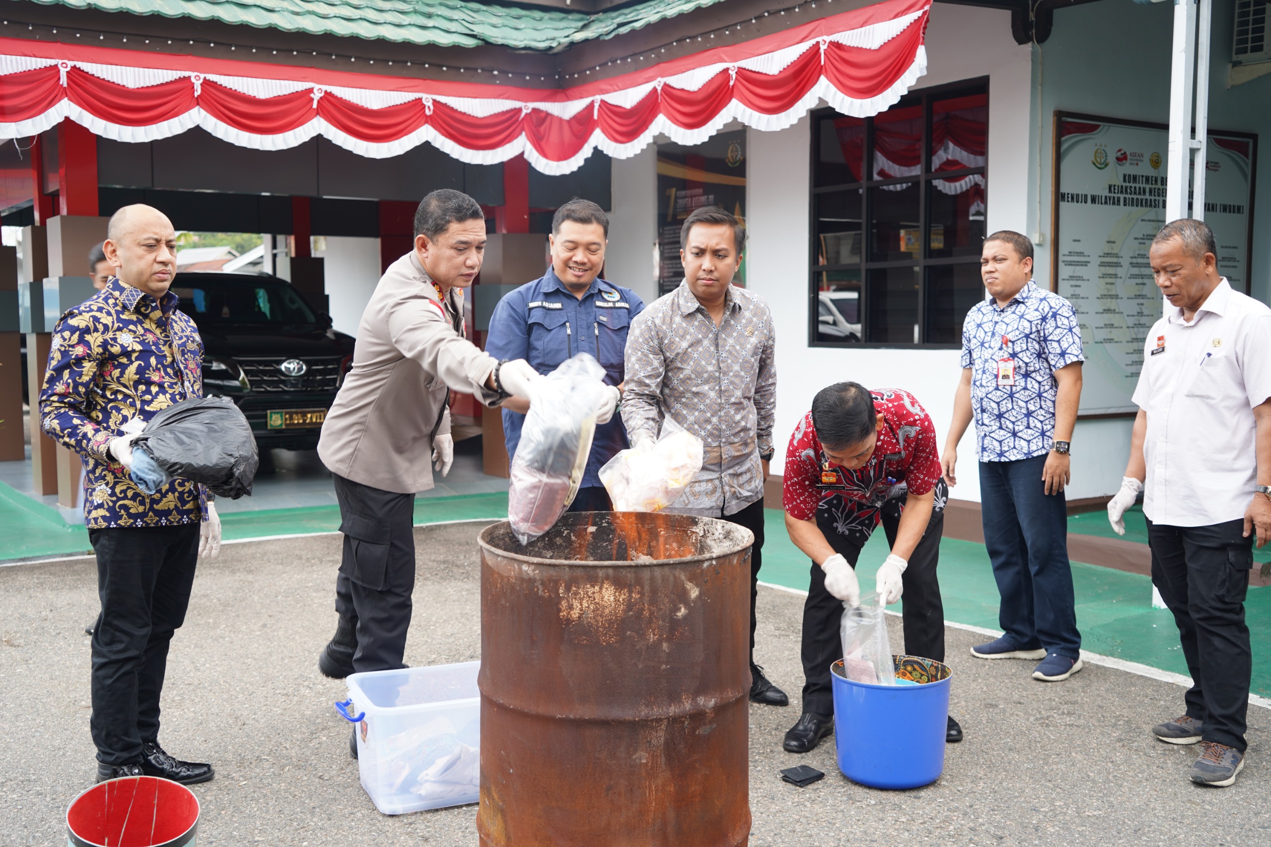 DIMUSNAHKAN : Sejumlah barang terkait kejahatan dari 65 perkara yang telah berkekuatan hukum tetap dimusnahkan oleh Kejari Sanggau.