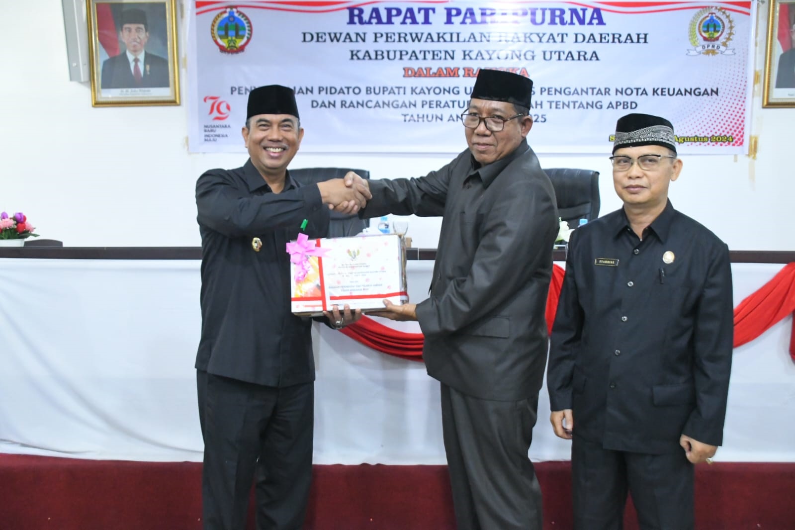 RAPERDA: Rapat paripurna DPRD dalam rangka penyampaian Pengantar Nota Keuangan dan Rancangan Peraturan Daerah (Raperda).