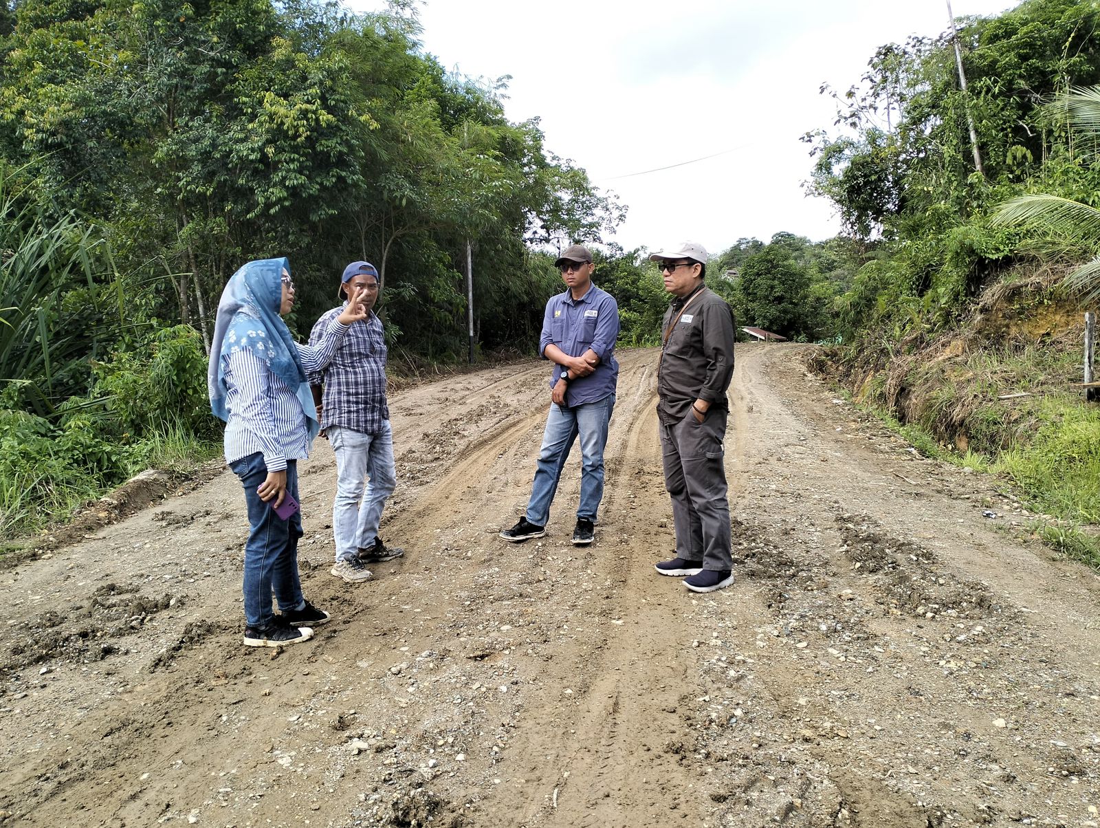 BANGUN JALAN: Peninjauan ruas jalan Tepuai-Nanga Lidi oleh PUPR Kapuas Hulu.