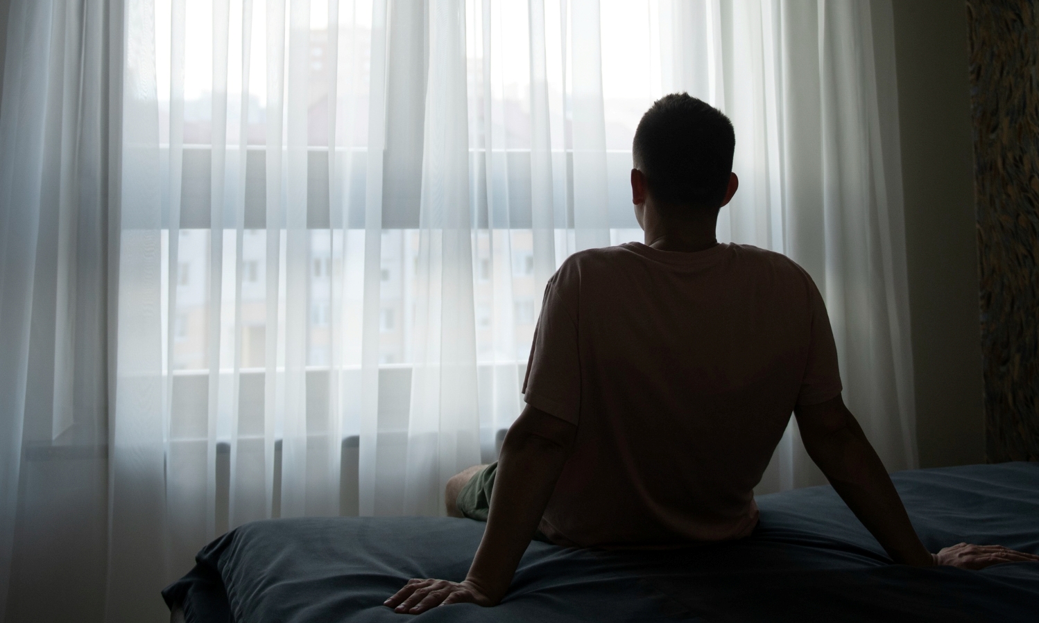 Ilustrasi pria menyendiri. (FREEPIK)