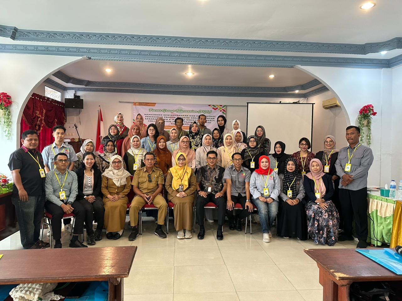 DIABADIKAN: Peserta FGD dan Deklarasi Asosiasi UMKM Singkawang berfoto bersama.