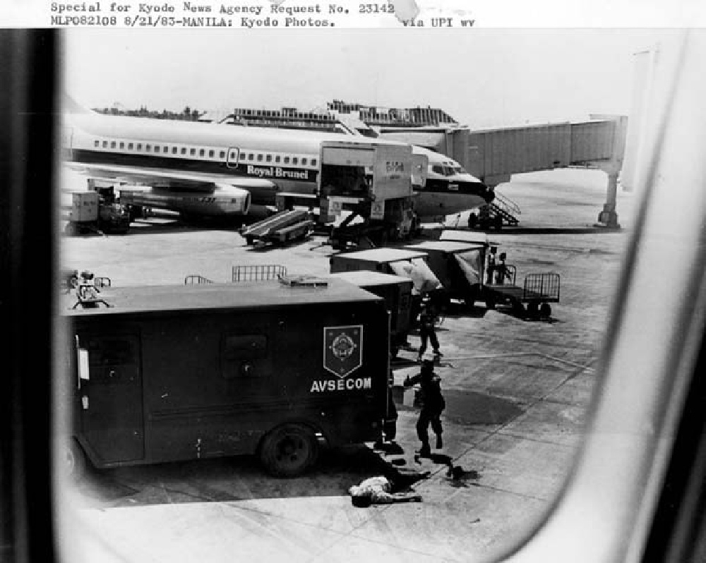 PENEMBAKAN: Foto Benigno S. Aquino, Jr yang terkapar usai penembakan kepada dirinya saat turun dari pesawat dan tiba di Bandara Internasional Filipina. MARTIALLAWMUSEUM.PH