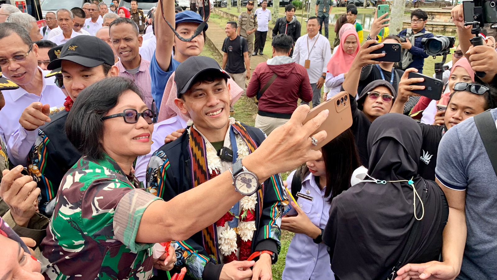 Veddriq disambut antusias warga saat tiba di Pendopo Gubernur. Rabu (21/8).