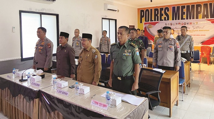 VIDCON: Pj Bupati saat menghadiri Vidcon di Mapolres Mempawah.
