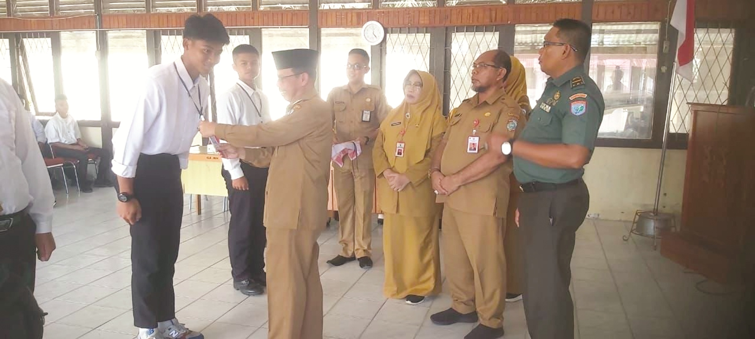 PESERTA : Pj Bupati Ismail mengalungkan tanda peserta pelatihan.