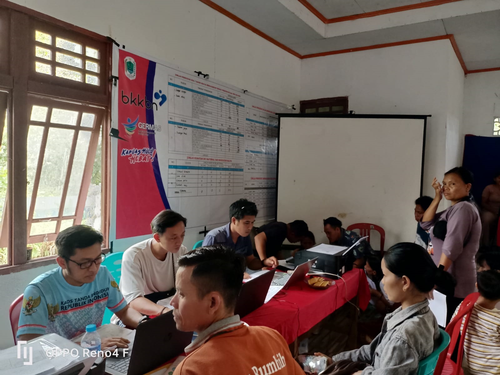 PELAYANAN: Jajaran Disdukcapil Kapuas Hulu memberikan pelayanan perekaman e-KTP kepada masyarakat.