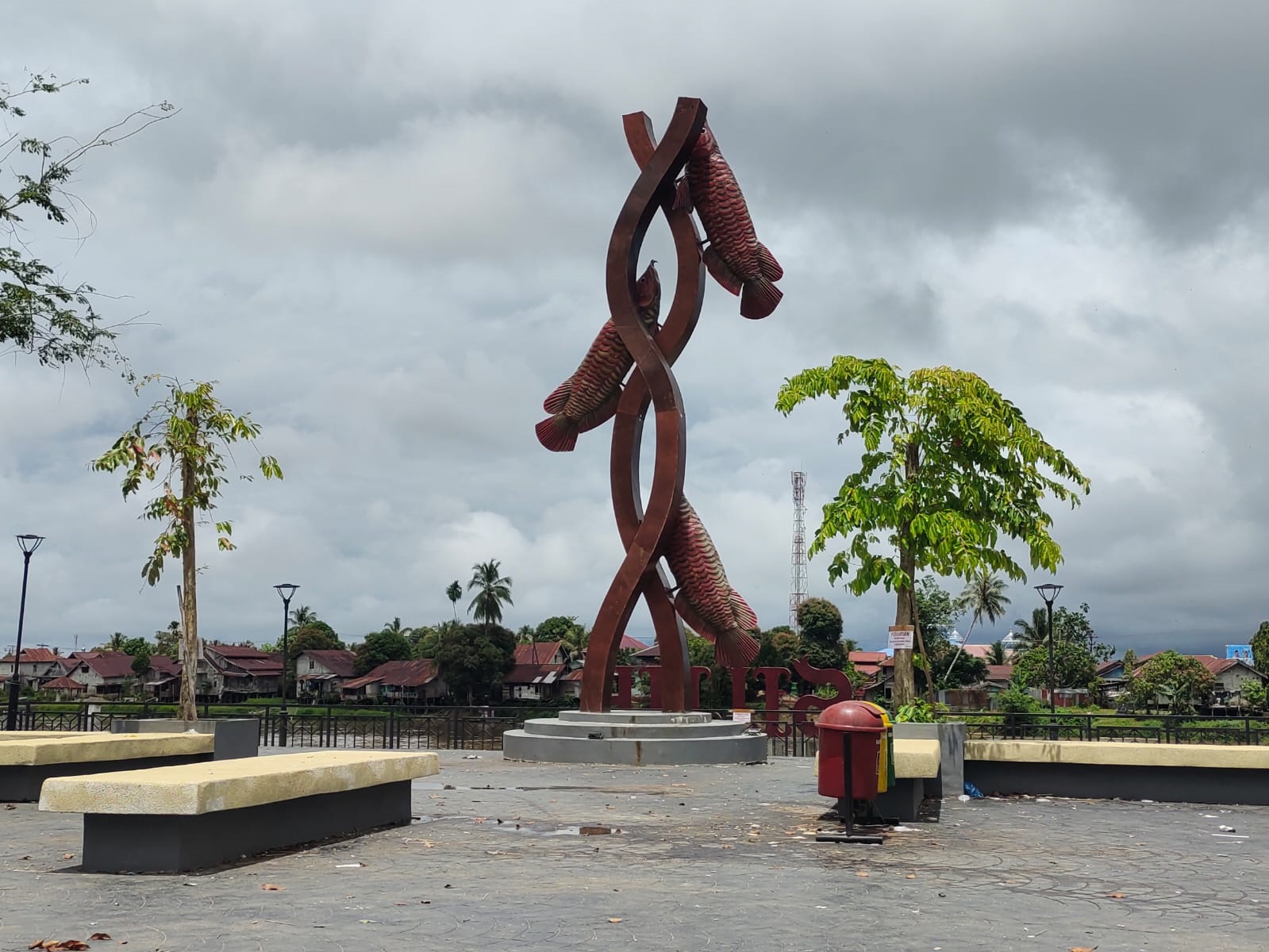 MULAI RUSAK: Kondisi tugu Siluk Putussibau yang belum diresmikan ini sudah ada yang rusak.