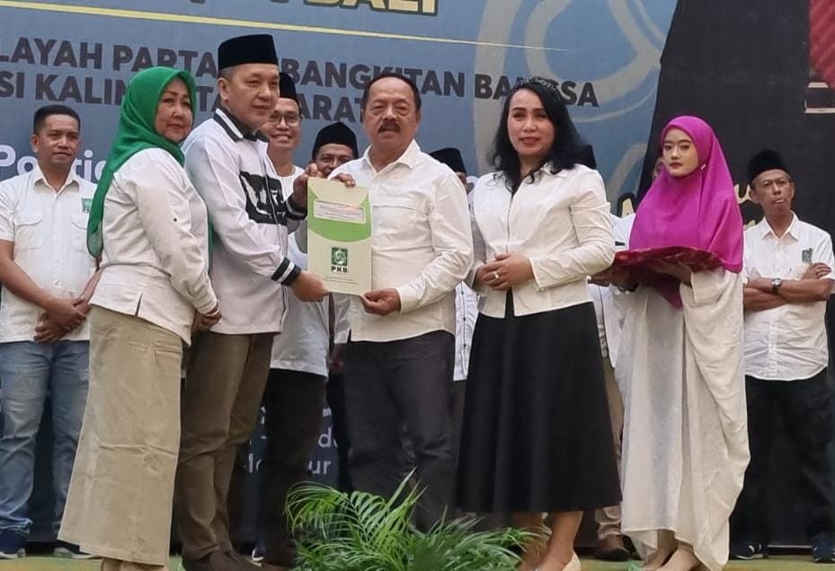 PKB: Rekomendasi PKB diserahkan Ketua DPW PKB Kalbar, Mulyadi Tawik Kamis (22/8) malam kepada pasangan calon Bupati dan Wakil Bupati Sanggau Yohanes Ontot dan Susana Herpena untuk Pilkada Sanggau 2024