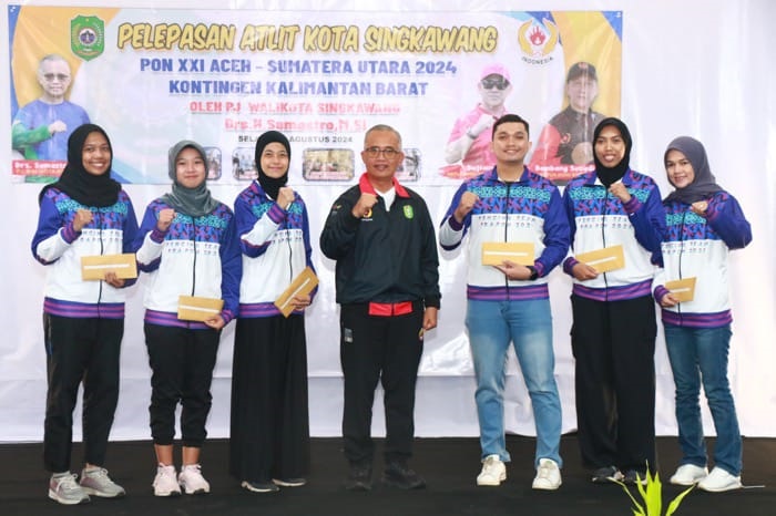 DIABADIKAN: Pj Wali Kota Singkawang Sumastro bersama para atlet yang berlaga di PON XXI Aceh-Sumut 2024.