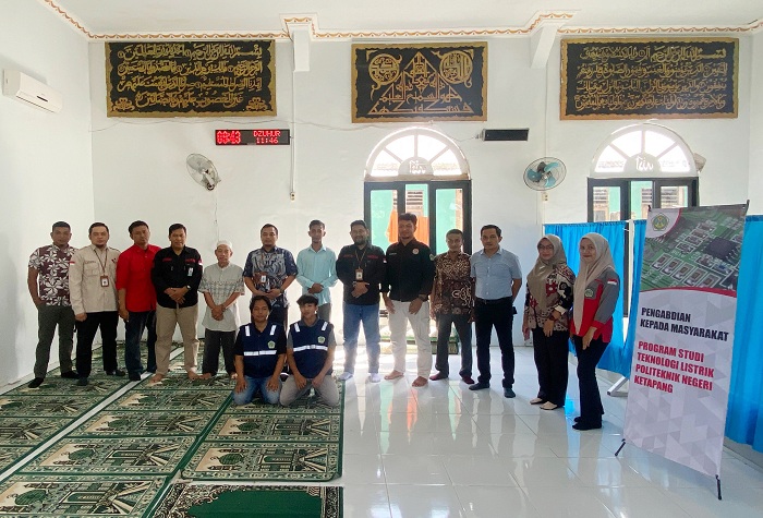 PKM: Tim PKM Prodi Teknologi Listrik Jurusan Teknik Elektro dan Teknik Informatika Politeknik Negeri Ketapang foto bersama Pengurus Surau Al-Muhtadin dalam kegiatan PKM, Kamis (15/8).