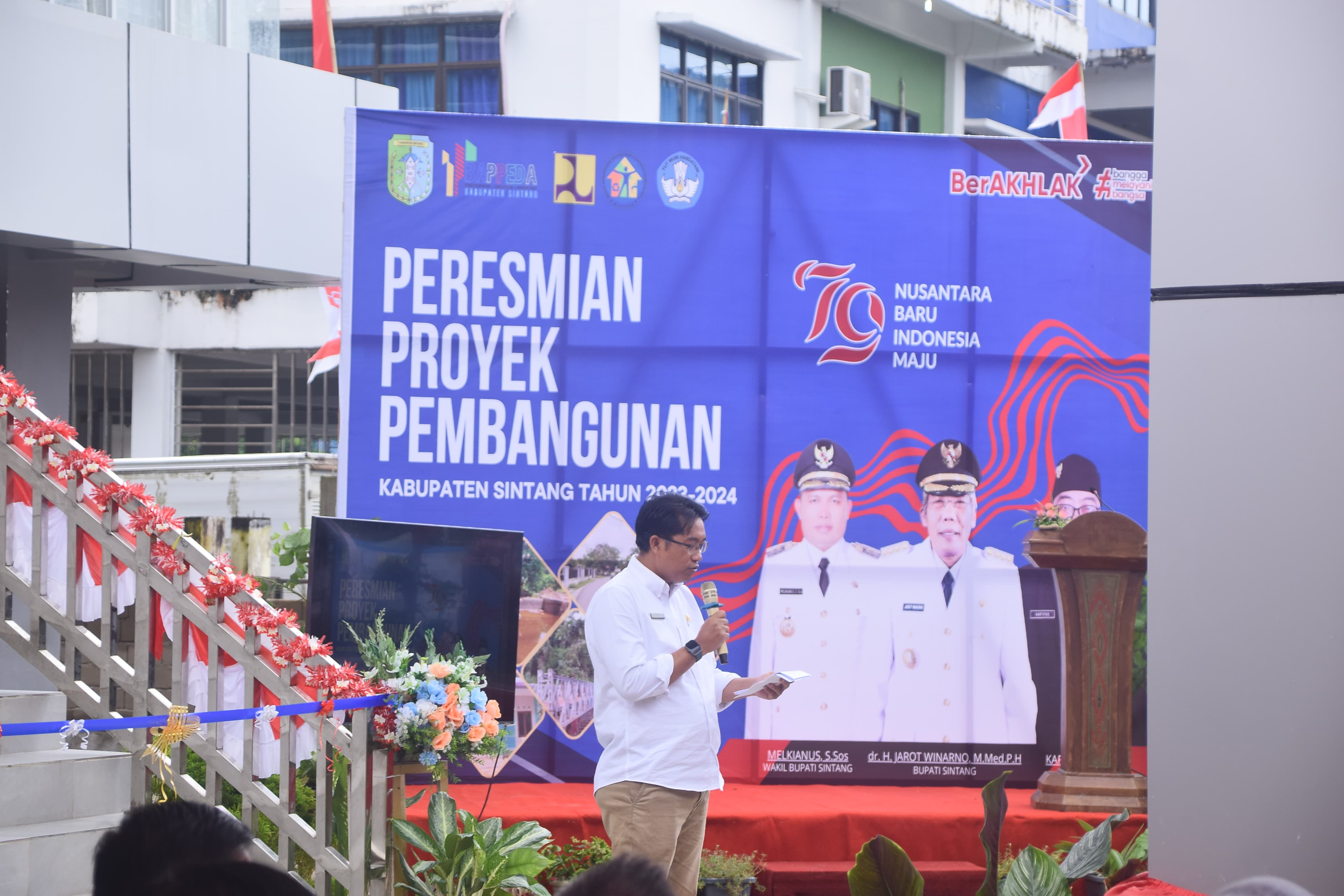 SIMBOLIS : Bupati Sintang Jarot Winarno meresmikan 18 Proyek pembangunan secara simbolis.