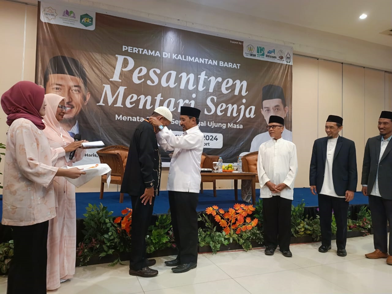 SIMBOLIS: Kepala Bidang Pendidikan Agama dan Pendidikan Keagamaan Islam Kanwil Kementerian Agama Kalbar, Nahruji secara simbolis ikut membuka Pesantren Kilat yang digelar Pesantren Mentari Senja.