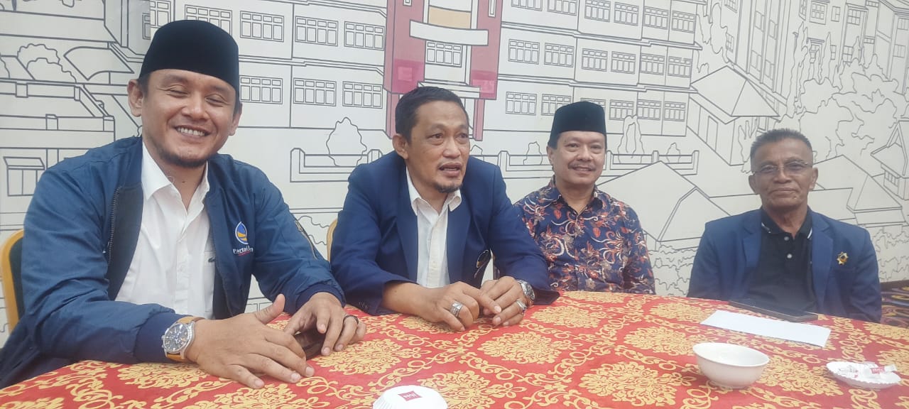 Pasangan calon kepala daerah Sambas (Fahrur Rofi-Sabib) bersama ketua DPC NasDem Sambas Haji Subhan Nur dalam sesi jumpa pers di acara penyerahan Surat Dukungan (B1.KWK) di Hotel Ibis Pontianak.