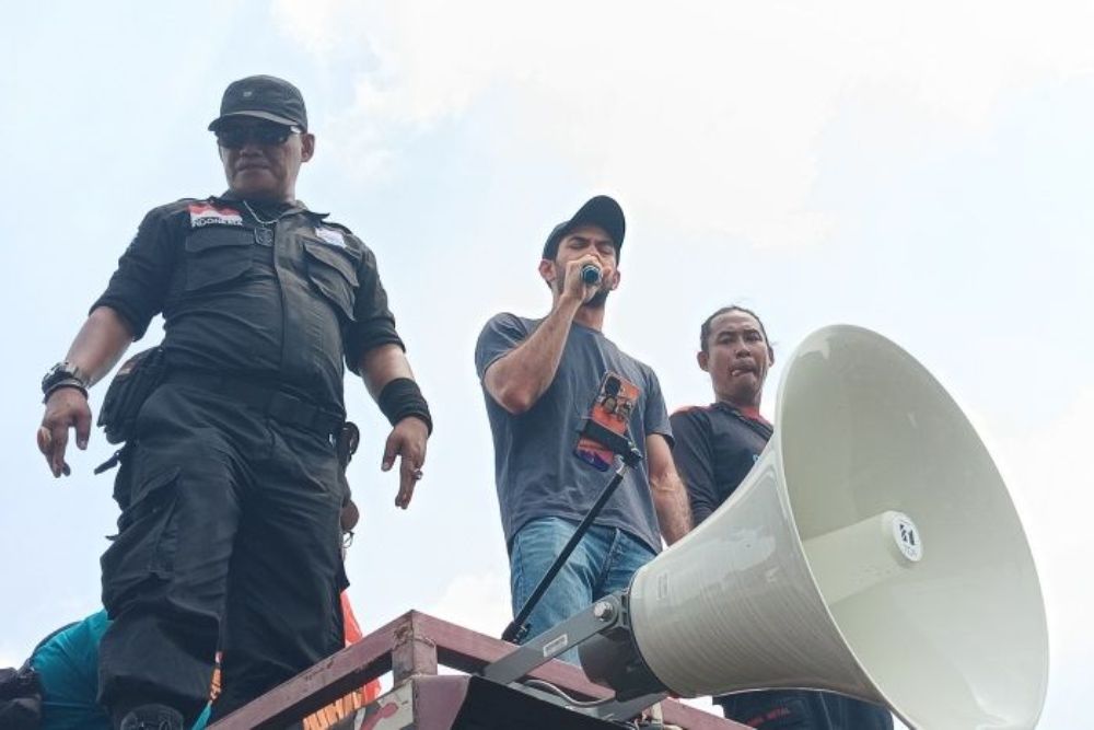 Reza Rahadian ikut aksi dan bersuara di depan Gedung DPR, Kamis (22/8). (JAWAPOS/Royyan)
