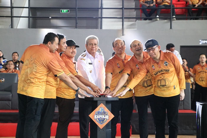 BUKA: Para pejabat yang hadir menekan tombol sirine secara bersama-sama tanda dibukanya&nbsp;Turnamen Bola Voli Kapolri Cup 2024 Zona 5&nbsp;di&nbsp;GOR&nbsp;Terpadu Ayani Pontianak, Rabu (21/8).