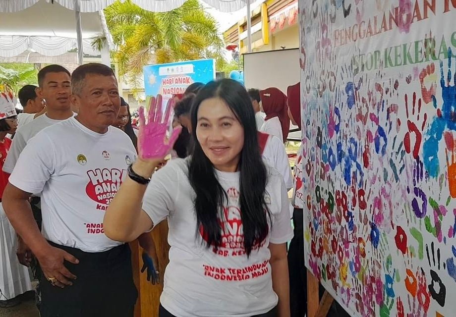 HARI ANAK: Ketua TP PKK Ketapang, Elisabet Betty Martin, ikut mendeklarasikan stop perkawinan dan kekerasan anak.