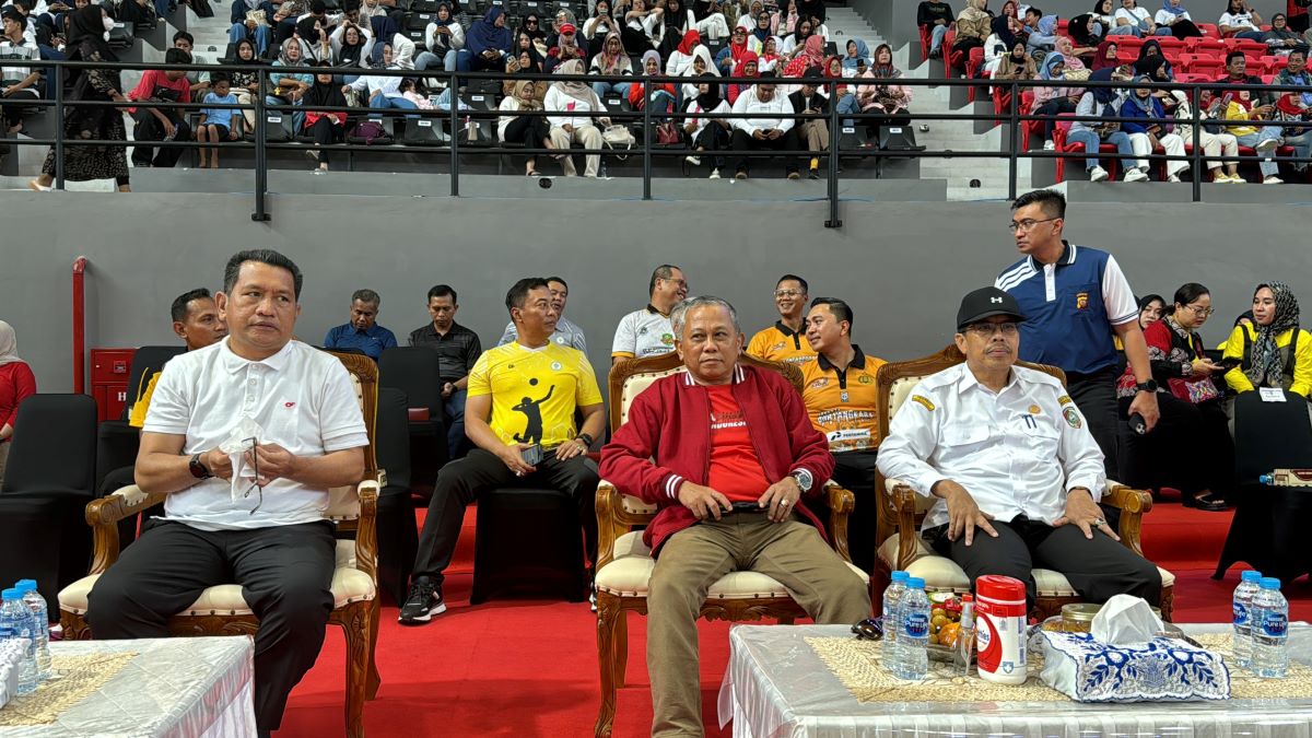 KEJUARAAN: Pj Bupati Mempawah, Ismail saat menghadiri pembukaan kejuaraan bola voli Kapolri Cup 2024 di GOR Pontianak.