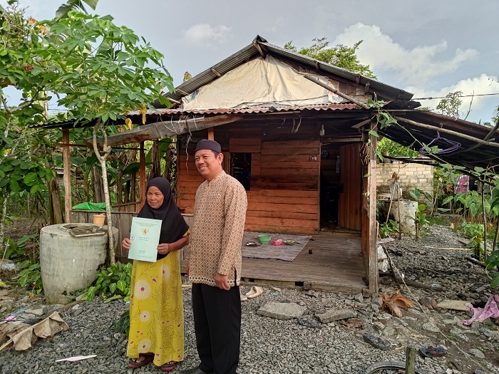 BAZNAS: Ketua Baznas Mempawah saat berkunjung ke kediaman Jumliah untuk penilaian kelayakan bantuan RTLH