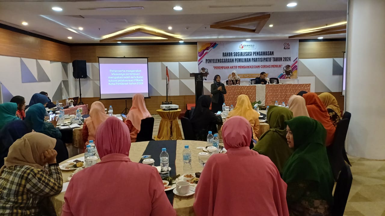 Aktivis perempuan, Niyah Nurniyati, bersama Ketua KPU Kalbar periode 2013-2018, Umi Rifdiyawati menjadi narasumber dalam Rakor.