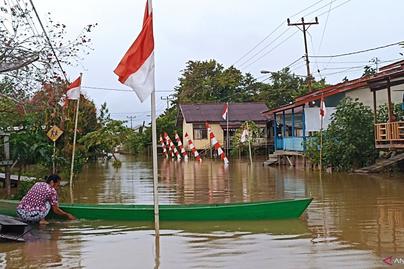 BANJIR : Kondisi Banjir di Teluk Barak Kelurahan Kedamin Hilir, Kecamatan Putussibau Selatan, Kabupaten Kapuas Hulu, Kalimantan Barat, Kamis (22/8).