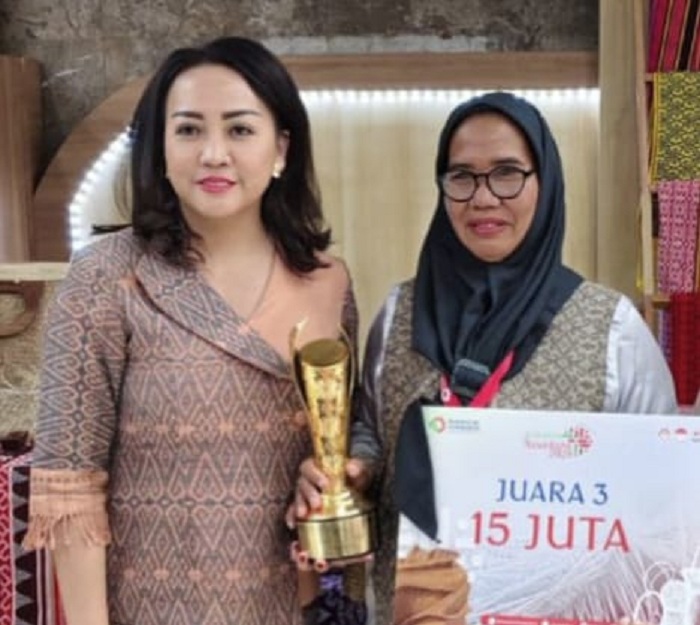 JUARA : Angeline Fremalco Ketua TP PKK Kapuas Hulu saat mendampingi pengrajin Keban Bronai Kapuas Hulu yang mendapatkan juara 3 pada kompetisi Asta Kriya Nusantara.