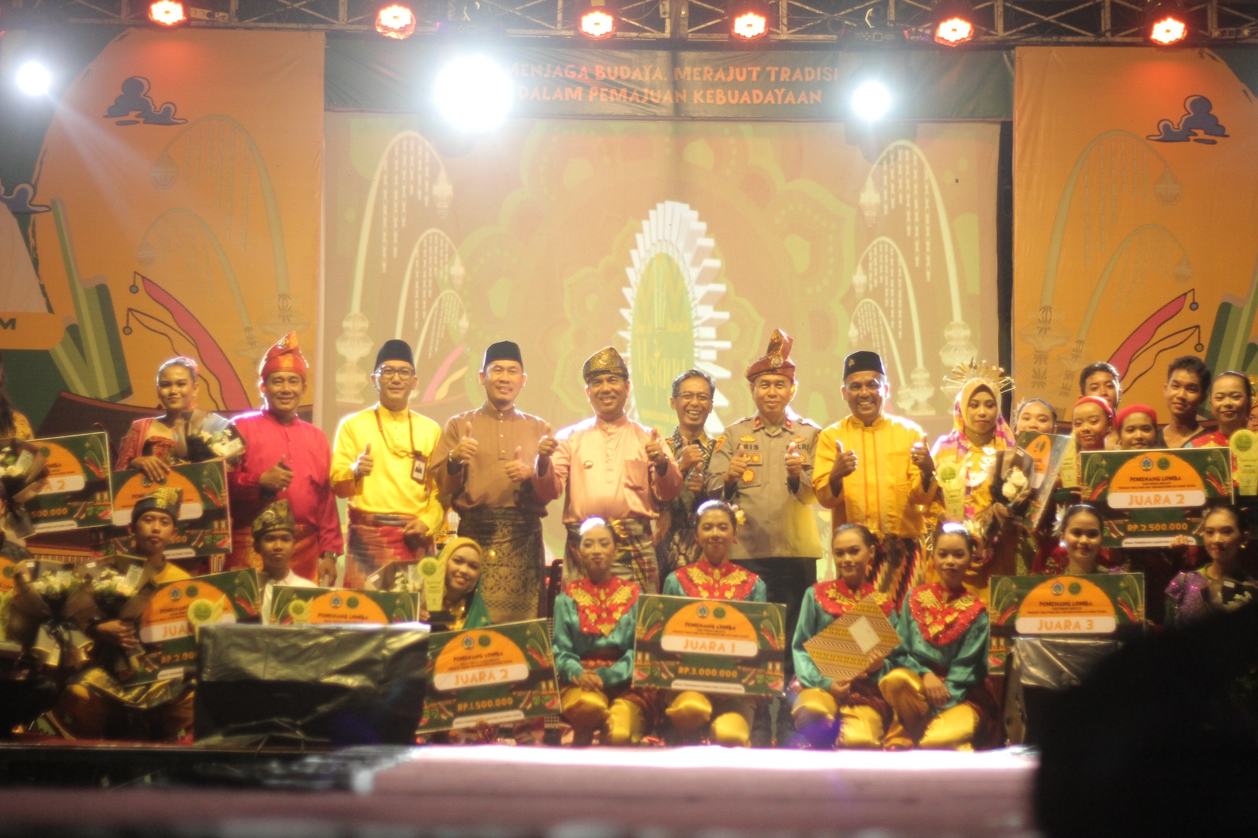 HADIR: Pj Bupati Kayong Utara Alfian saat hadir pada malam grand final Festival Budaya Melayu Kabupaten Kayong Utara Tahun 2024 di Sukadana, Rabu (21/08) Malam.