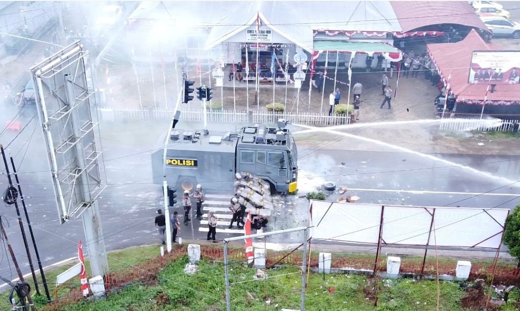 SIMULASI: Simulasi pengamanan kerusuhan yang dilaksanakan Polres Ketapang di depan Kantor KPU Ketapang, Rabu (21/8) siang.