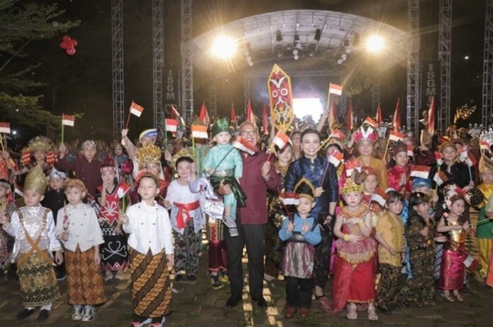 HADIR: Pj Wali Kota Singkawang Sumastro menghadiri Pagelaran Seni Orkestra Kemerdekaan di Event Plaza Singkawang Grand Mall.