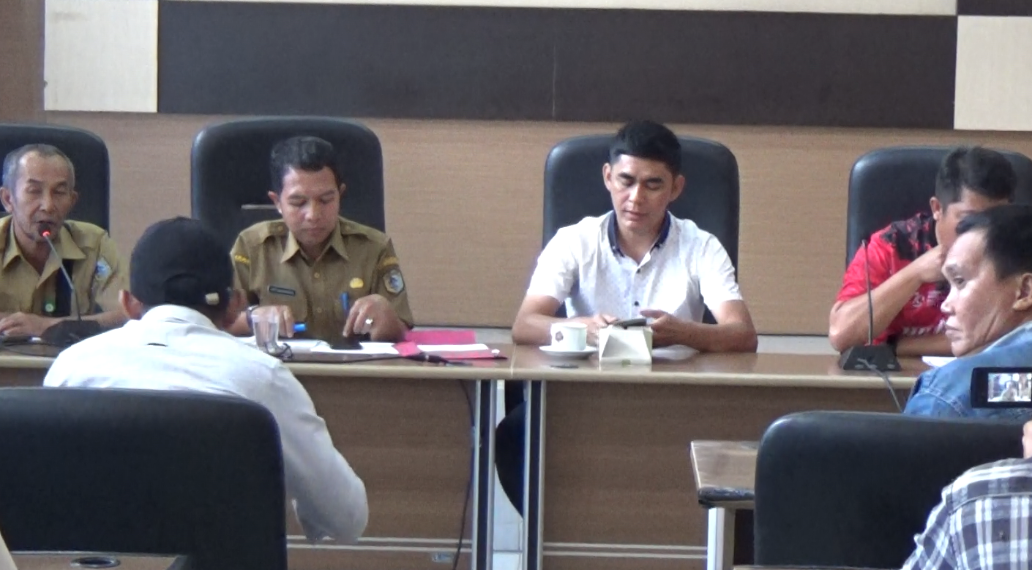 MENGADU: Dokter Puskesmas di Nanga Mau, Kayan Hilir kosong, warga mengadu ke dewan.