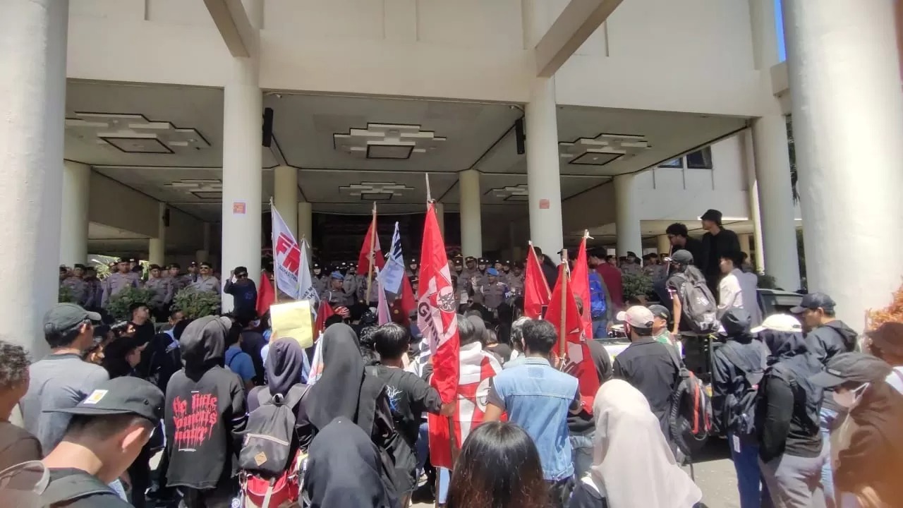 Ratusan massa dari berbagai elemen berdemonstrasi di Gedung DPRD Kalbar, Jumat(22/8) siang. Aksi tersebut berjalan tertib, lancer dan &nbsp;aman.
