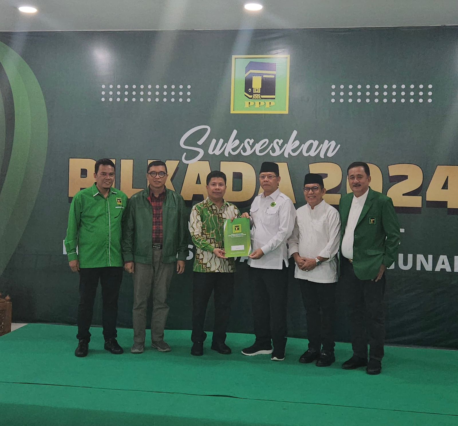 Paslon Satono - Hero terima SK Dukungan dari PPP untuk maju Pilkada Sambas 2024.