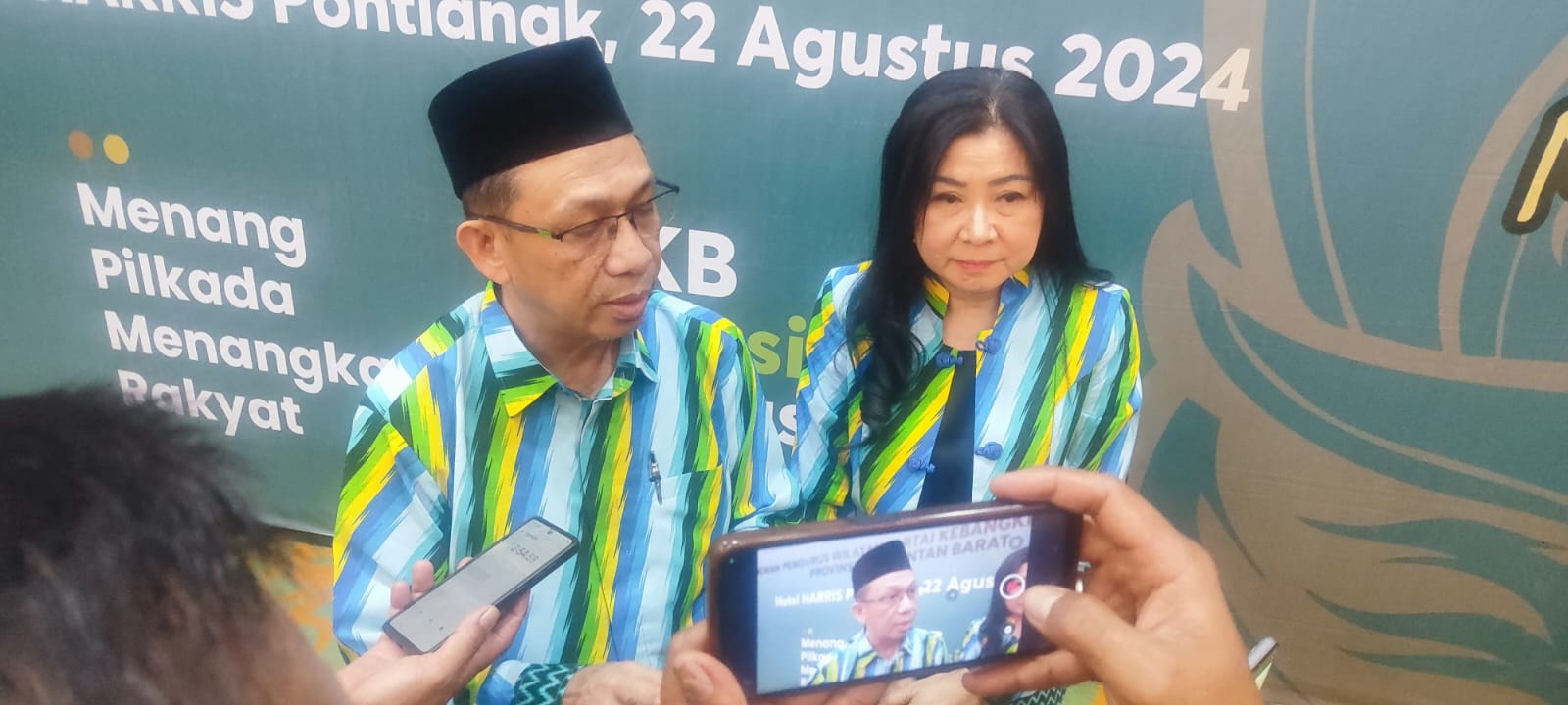 Mulyadi-Harti Hartidjah (MulTi) memberikan keterangan pers setelah menerima SK model B1-KWK PKB pada Kamis (22/8) malam di Hotel Harris, Pontianak.