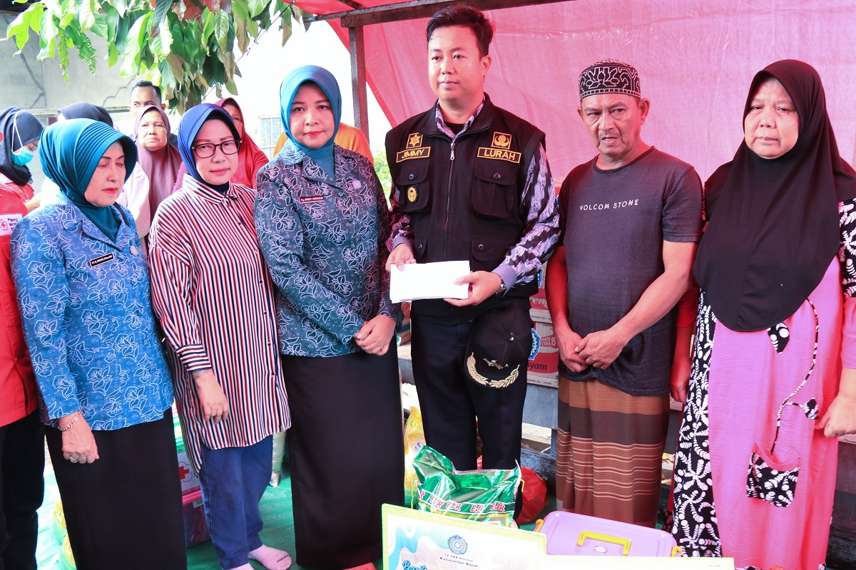 Pj Ketua TP-PKK Kalbar, Windy Prihastari bersama Ketua PMI Kalbar, Lismaryani Sutarmidji menyerahkan sejumlah bantuan kepada korban kebakaran di Jalan Tanjung Raya 1, Kamis (22/8).