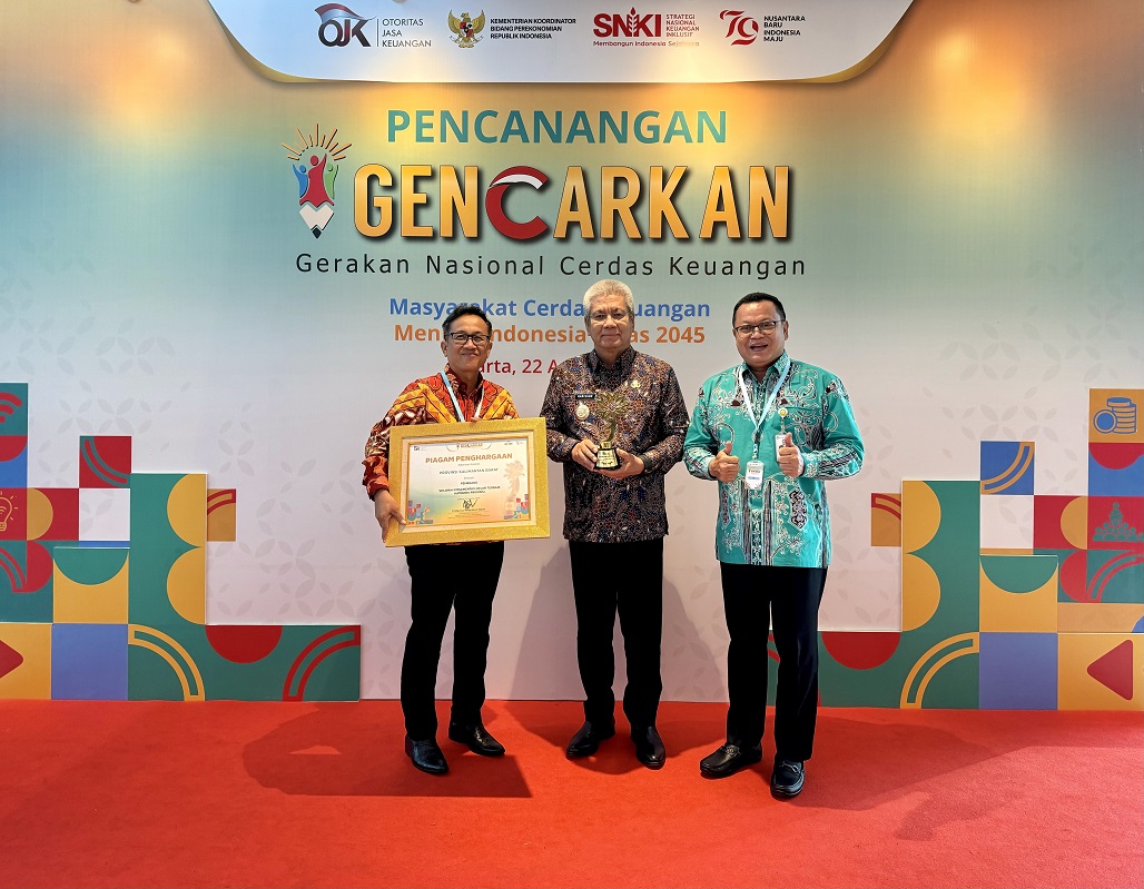 Pj Gubernur Harisson bersama Kepala OJK Kalbar, Maulana Yasin, dan Dirut Bank Kalbar, Rokidi usai menerima penghargaan KEJAR Award 2024 di Jakarta, Kamis (22/8).