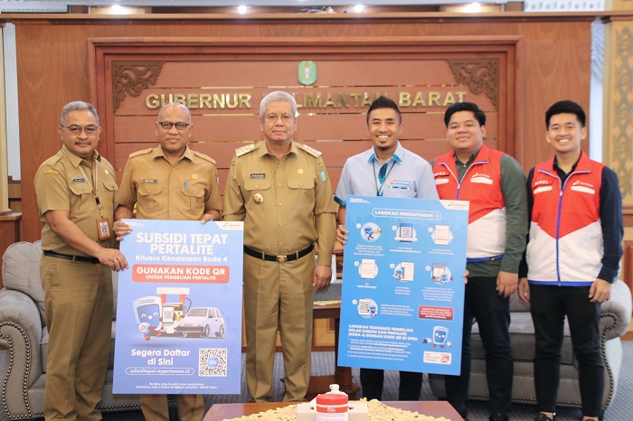 BERSAMA: Harisson foto bersama usai menerima audiensi&nbsp;Sales Area Manager Retail PT&nbsp;Pertamina Patra Niaga Kalbar Aris Irmi beserta jajaran,&nbsp;Selasa (20/8).