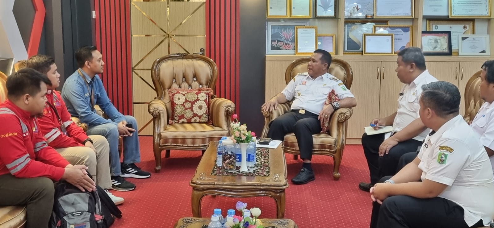 AUDIENSI : Penjabat (Pj) Bupati Sanggau, Suherman didampingi sejumlah organisasi perangkat daerah saat menerima audiensi UBP PLTU Sanggau.