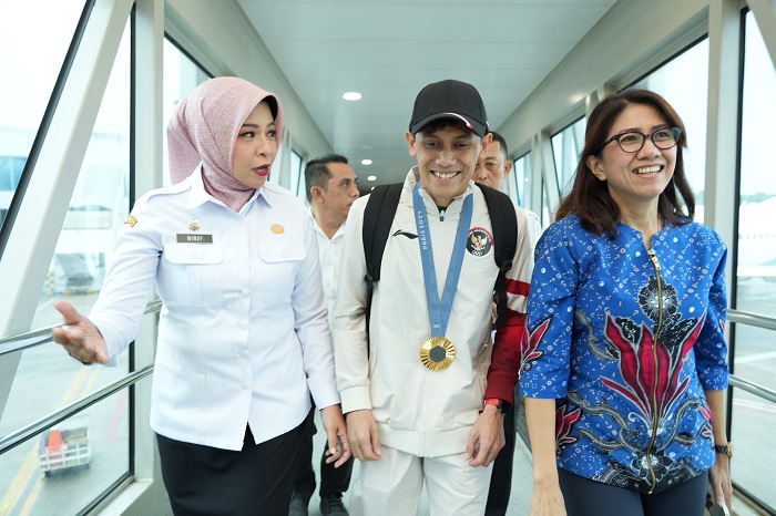 SAMBUT: Kepala Disporapar Kalbar Windy Prihastari saat menyambut kedatangan Veddriq dari pesawat di Bandara Supadio, Rabu (21/8).