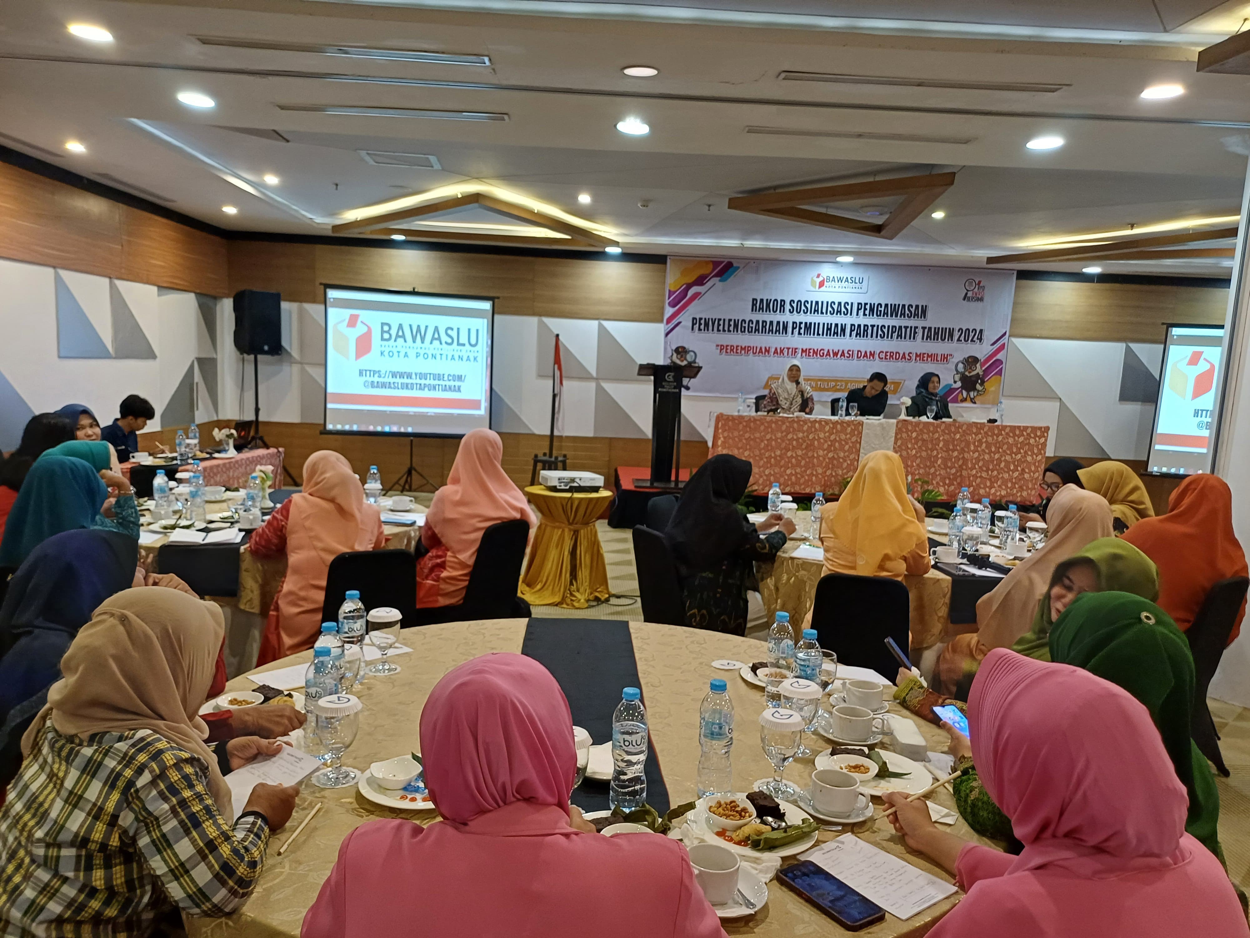 RAKOR: Bawaslu Pontianak menggelar rakor Pengawasan Penyelenggaraan Pemilihan Partisipatif 2024 di Hotel Golden Tulip Pontianak, Jumat (23/8).(ASHRI ISNAINI/PONTIANAK POST)