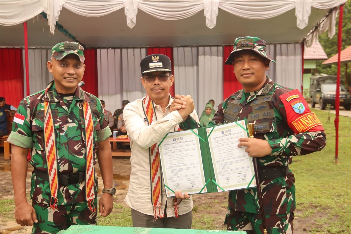 DOKUMEN: Pj Bupati Ismail menerima dokumen hasil program TMMD Imbangan ke-121.(ISTIMEWA)