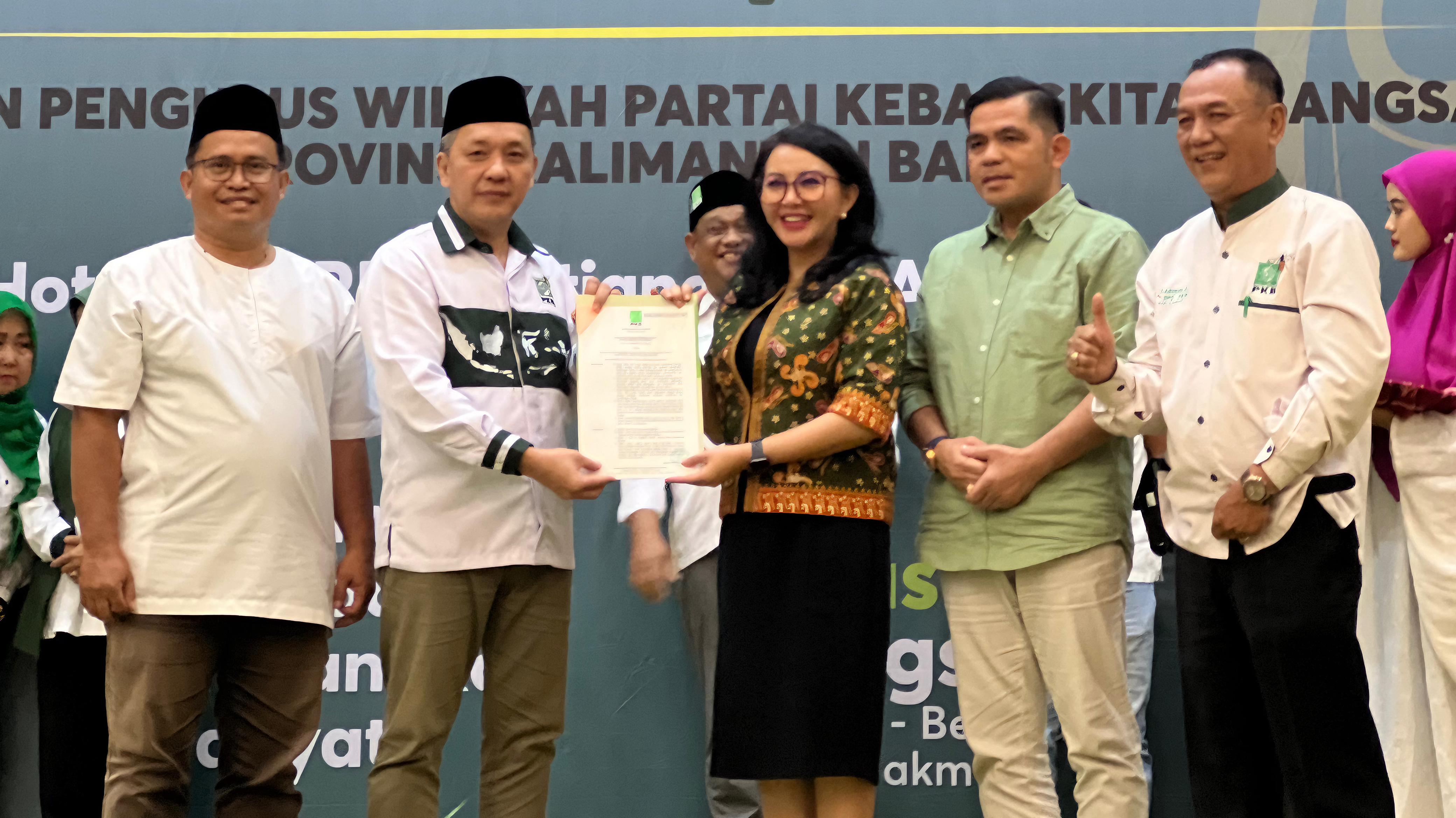 PILKADA: Bakal calon Bupati dan Wakil Bupati Karolin-Erani saat menerima SK KWK dari PKB.