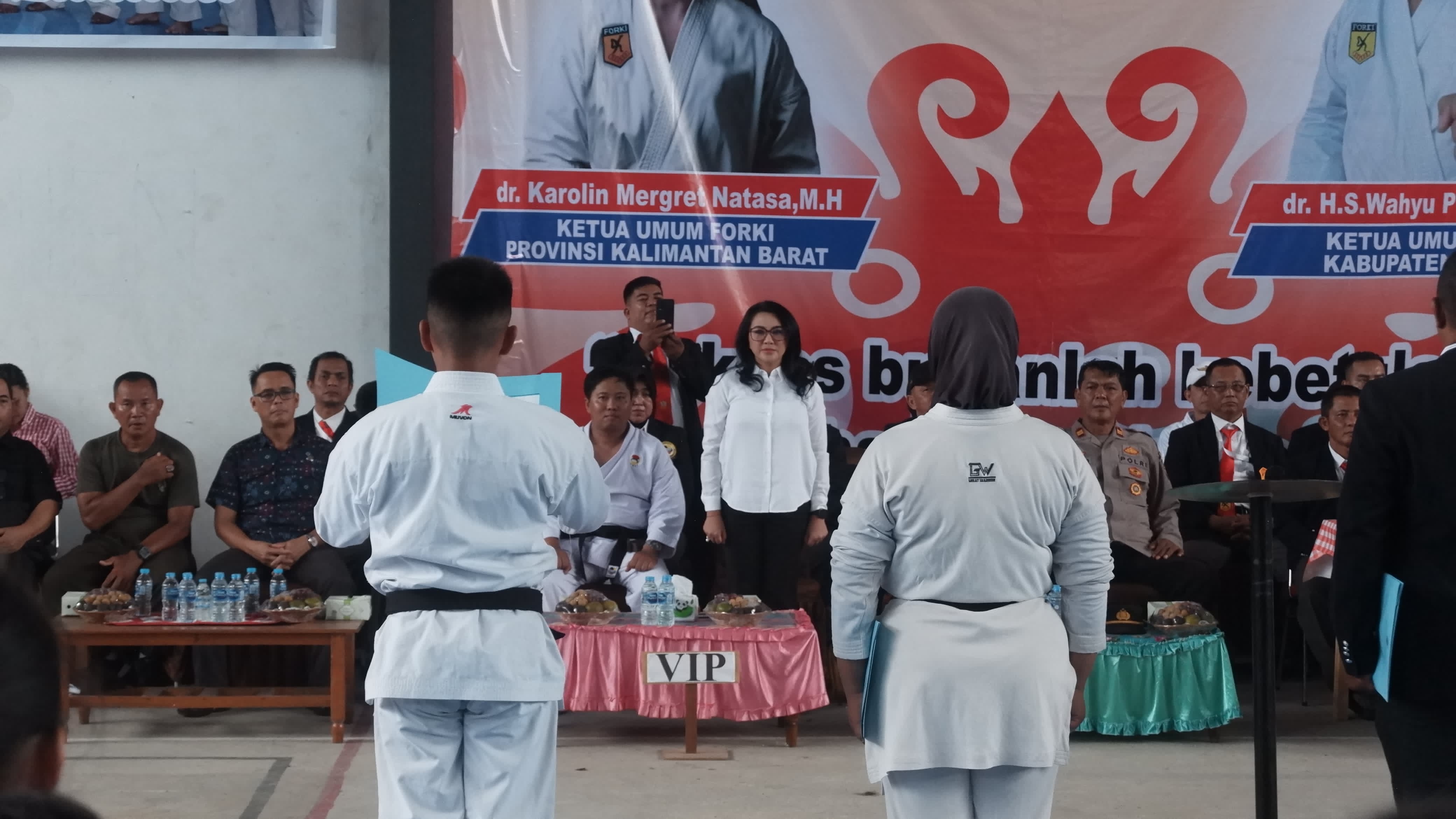 Ketua Umum Pengurus Provinsi (Pengprov) Federasi Olahraga Karate-DO Indonesia (FORKI) Kalimantan Barat, Karolin Margret Natasa saat membuka kejuaraan Karate se Kalbar di Ngabang.