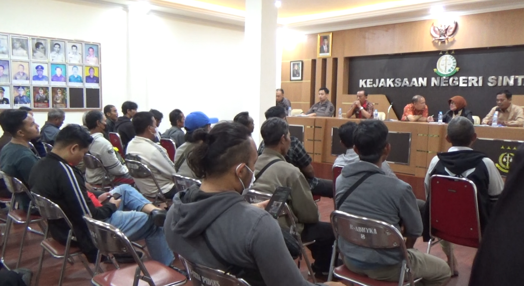 AUDIENSI: Kejaksaan Negeri Sintang menggelar audiensi dengan belasan orang warga Mentunai.(HENDRIYONO/PONTIANAK POST)