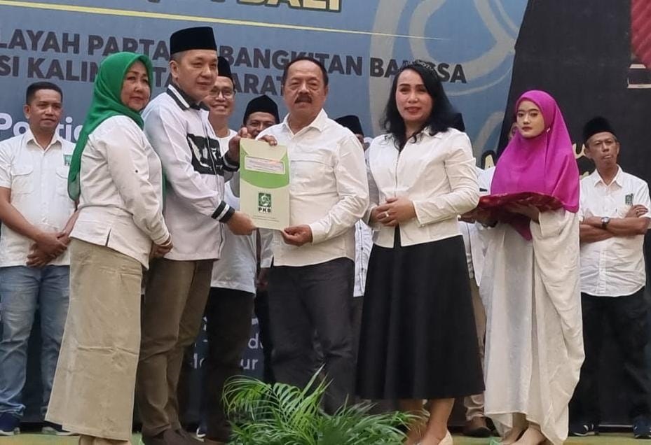 PKB: Rekomendasi PKB diserahkan Ketua DPW PKB Kalbar, Mulyadi Tawik kepada pasangan Yohanes Ontot dan Susana Herpena untuk Pilkada Sanggau 2024, Kamis (22/8) malam.(ISTIMEWA)