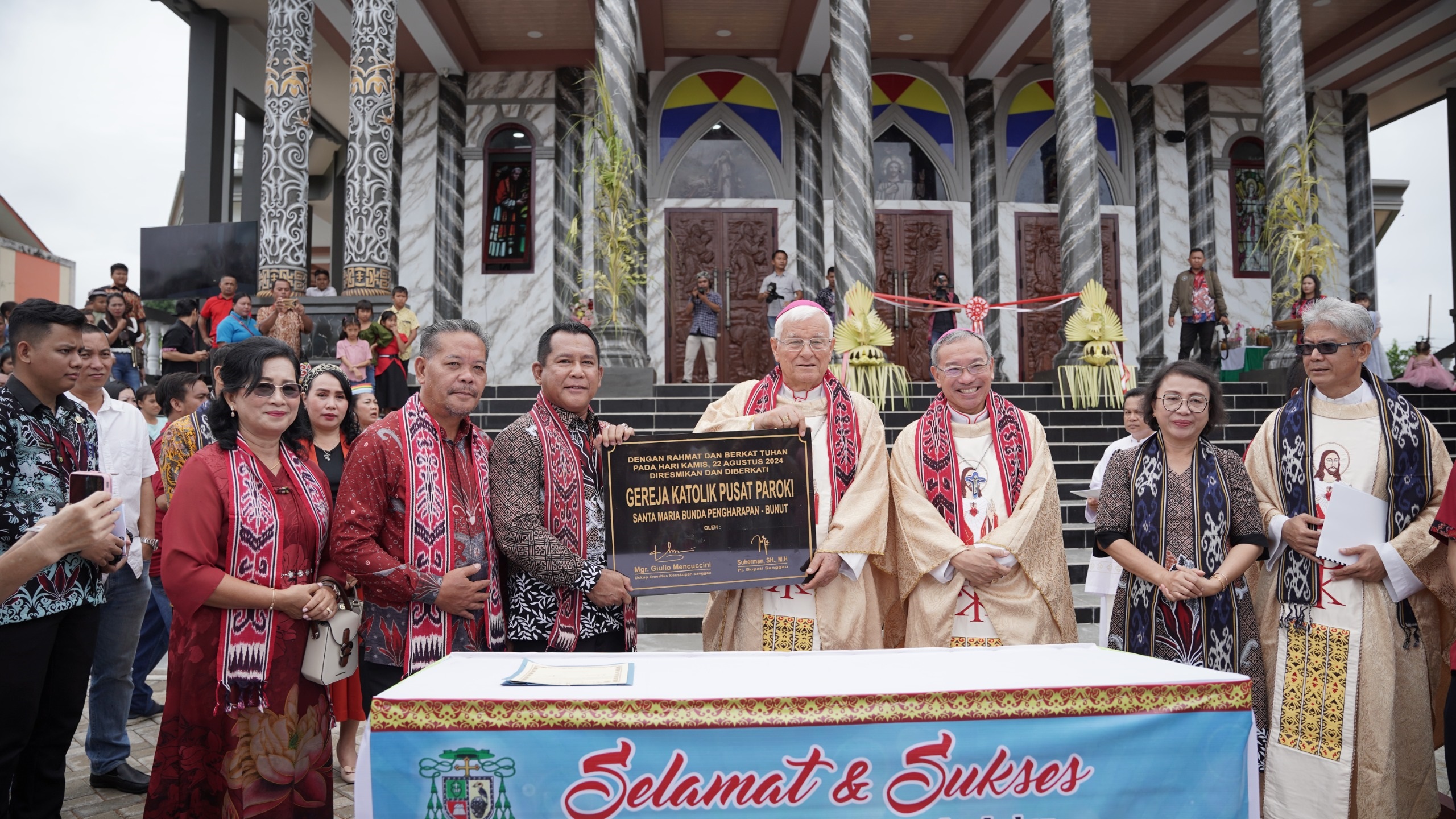RESMIKAN: Penjabat (Pj) Bupati Sanggau, Suherman meresmikan Gereja Katolik Pusat Paroki Santa Maria Bunda Pengharapan Bunut, Keuskupan Sanggau, Kamis (22/8).(ISTIMEWA)