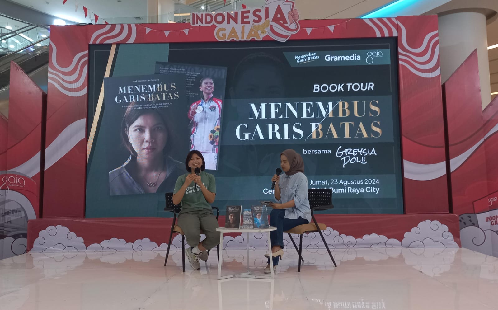 BERKUNJUNG : Legenda bulutangkis Indonesia Greysia Polii saat berkunjung ke Pontianak dalam rangkaian Book Tour buku Menembus Garis Batas, yang digelar di Gaia Bumi Raya City.