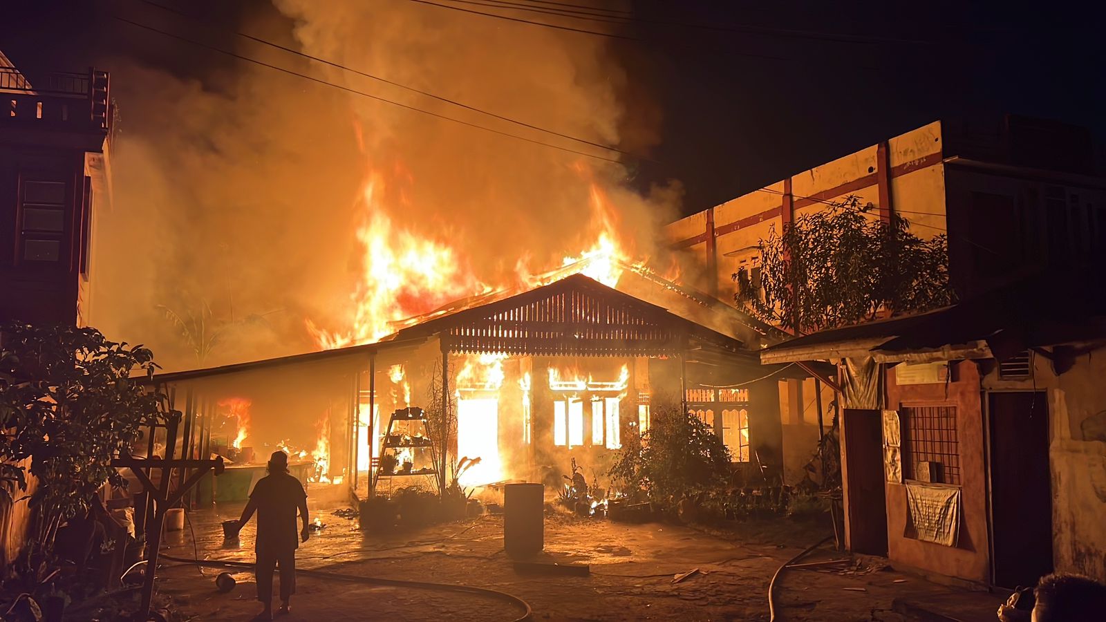 Api melahap sebuah rumah di Desa Arang Limbung, Minggu (25/8).(ISTIMEWA)