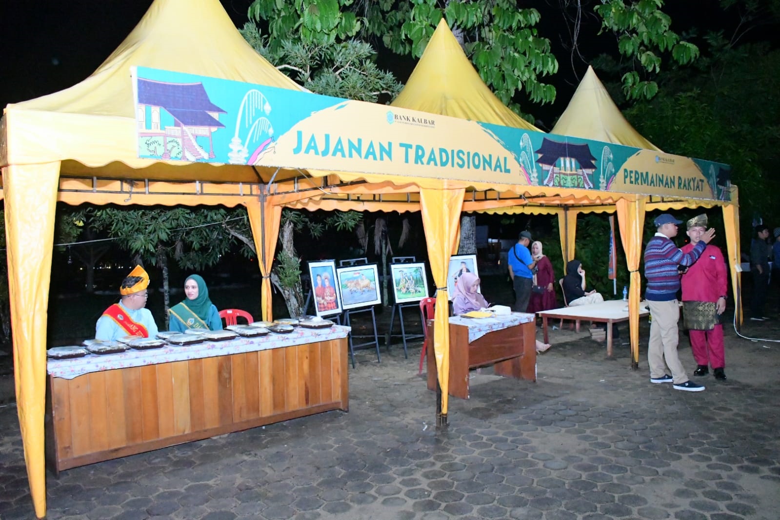 FESTIVAL BUDAYA: Suguhan jajanan tradisional, pameran lukisan, hingga permainan rakyat di halaman Kantor Dinas Pendidikan Kayong Utara, pada kegiatan Festival Budaya.