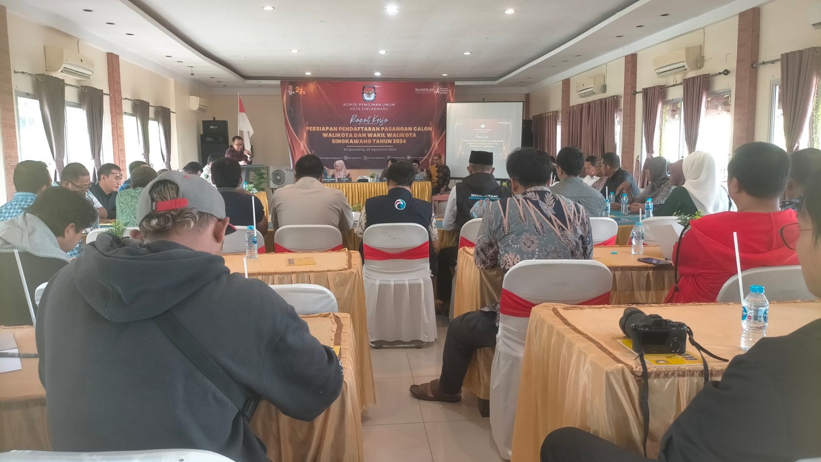 PERSIAPAN: Rapat kerja persiapan pendaftaran pasangan calon Wali Kota dan Wakil Wali Kota Singkawang tahun 2024 di Kampung Batu Villa dan Resto Singkawang, Minggu (25/8).