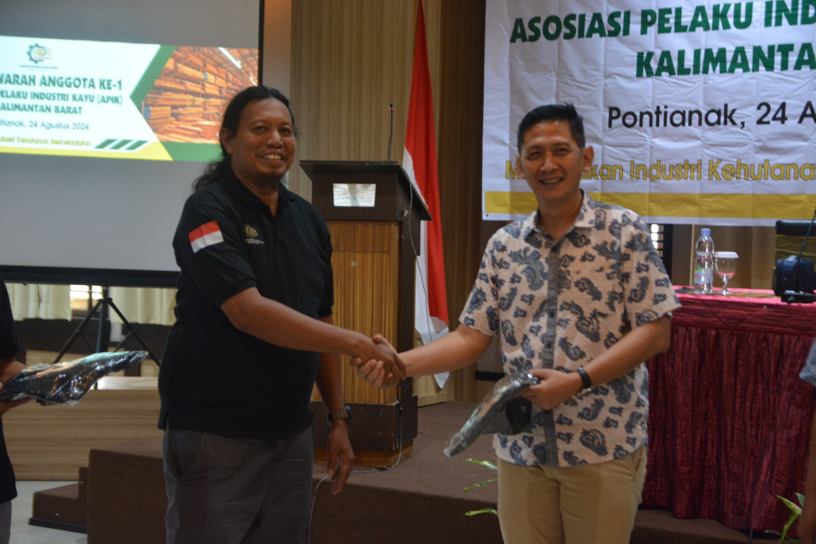 APIK: Untuk mewujudkan Industri Kehutanan Berkelanjutan di Kalimantan Barat, telah terbentuk Asosiasi Pelaku Industri Kayu (APIK) Kalbar. Asosiasi ini menaungi dua entitas.
