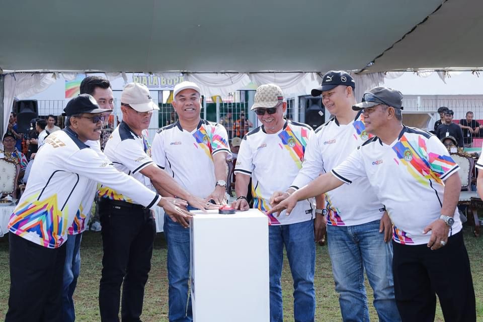 BUKA TURNAMEN: Bupati Ketapang, Martin Rantan, menekan tombol sirene sebagai tanda dimulainya Turnamen Sepak Bola Bupati Cup 2024.